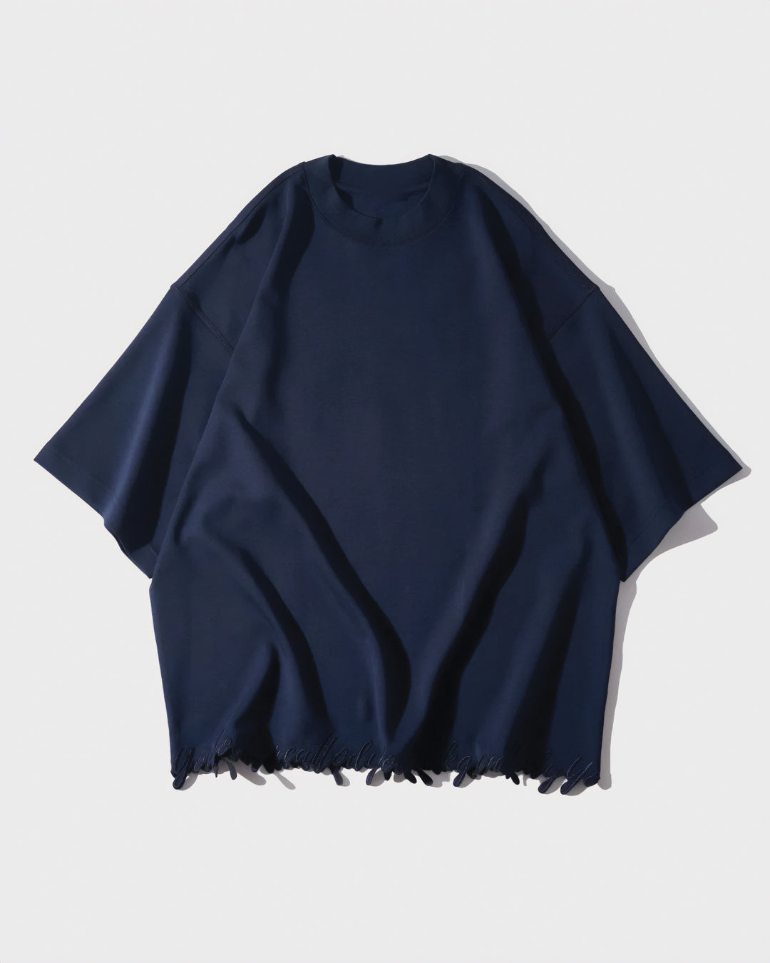 T-shirt con scritta sull'orlo