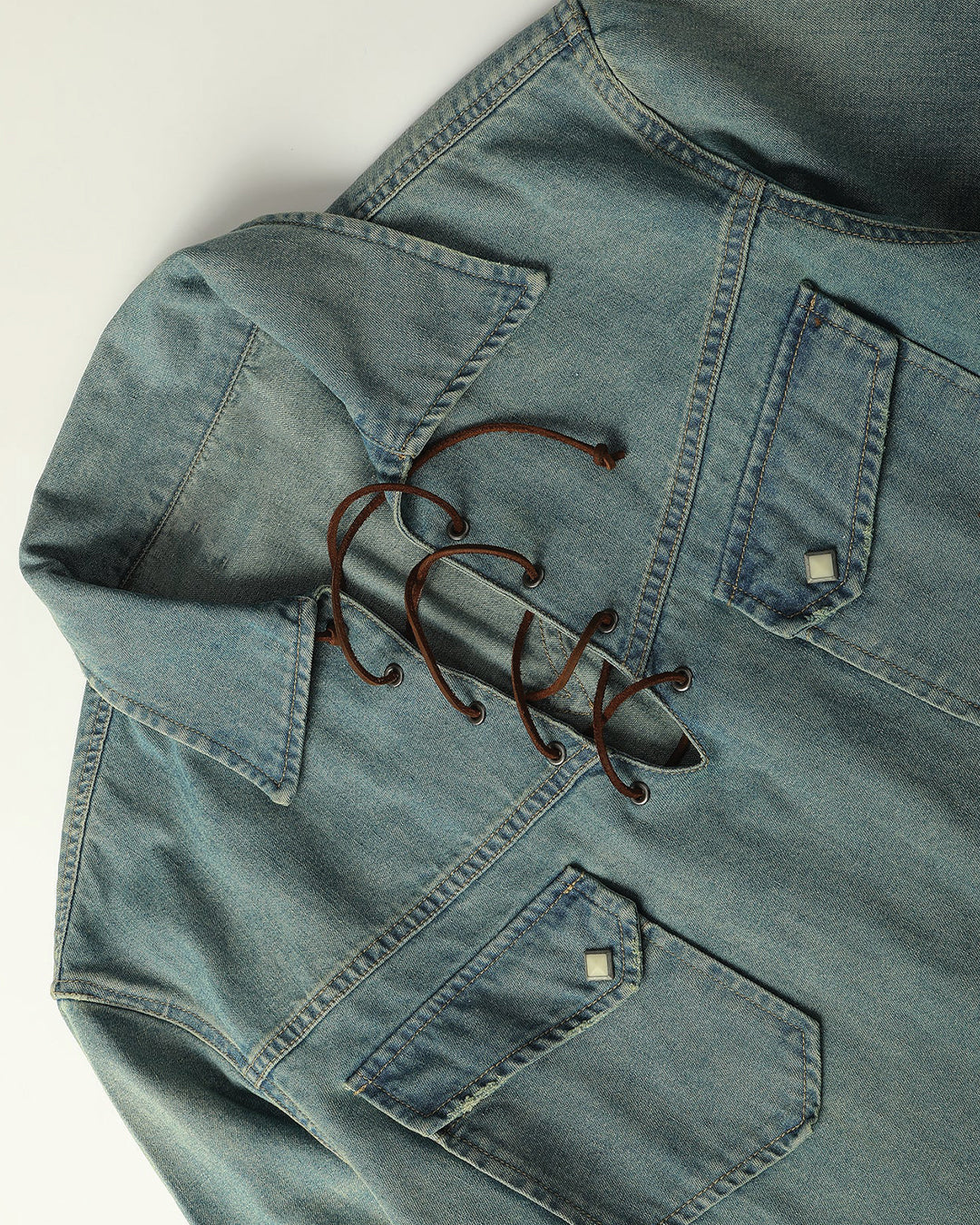 Camisa de rodeo con cordones de cuero