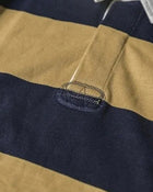 Polo de rugby dorado