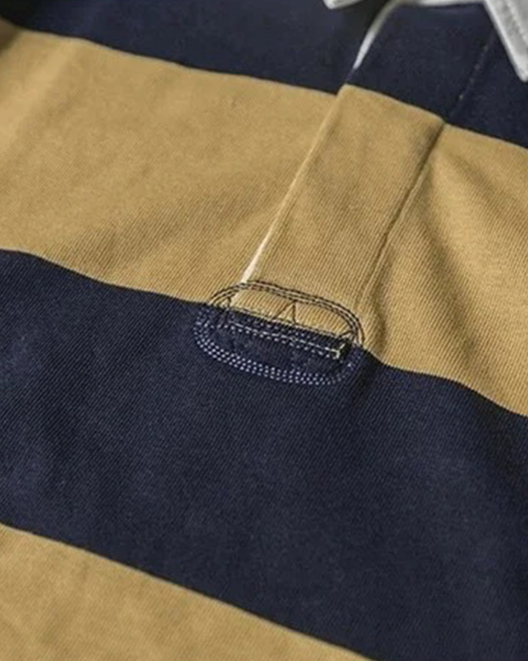 Polo de rugby dorado