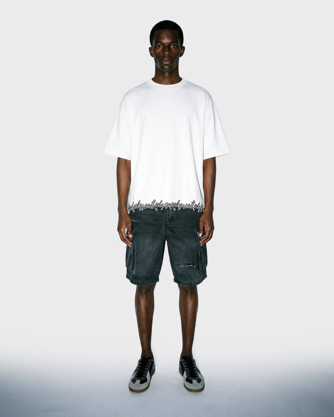 T-shirt con scritta sull'orlo