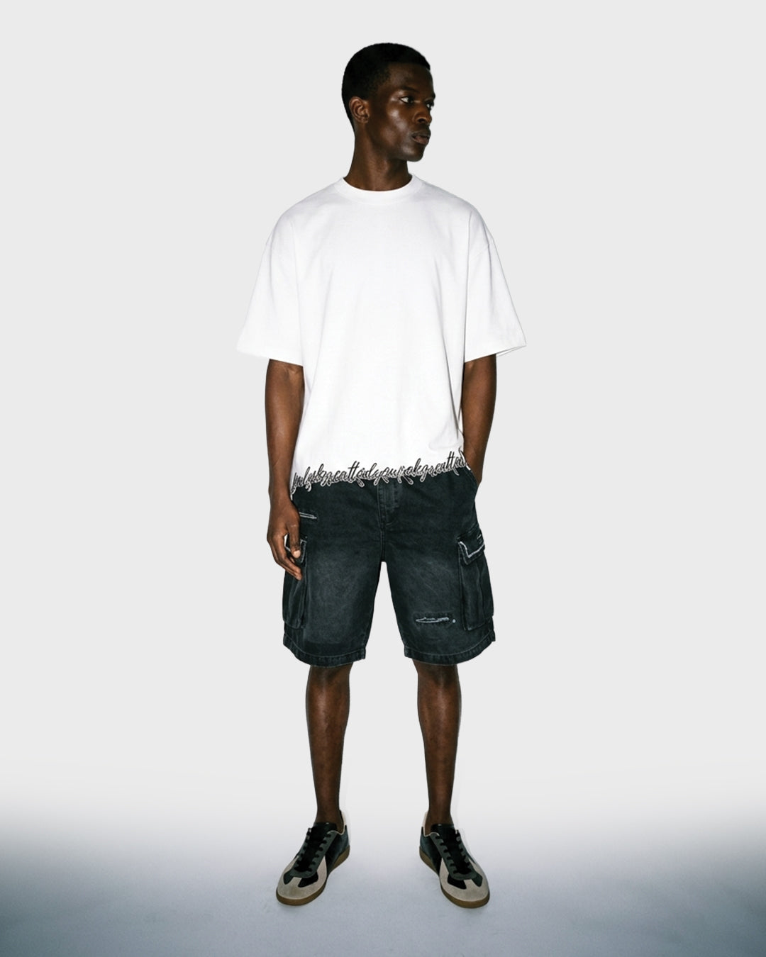 T-shirt con scritta sull'orlo