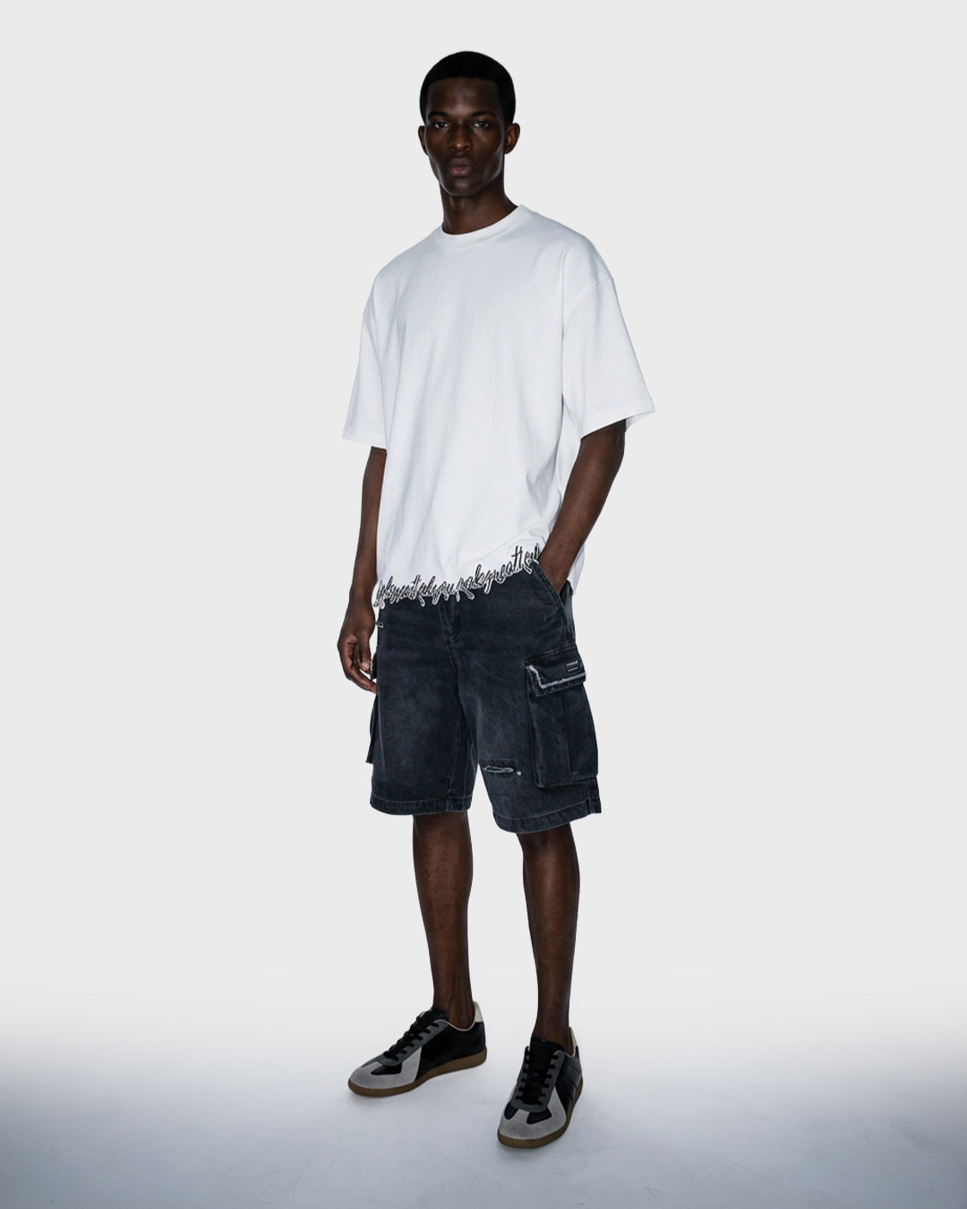 T-shirt con scritta sull'orlo