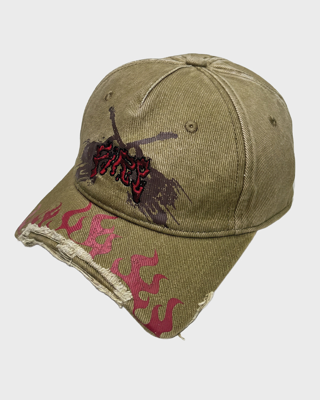 Cappellino con visiera tagliata a fiamma