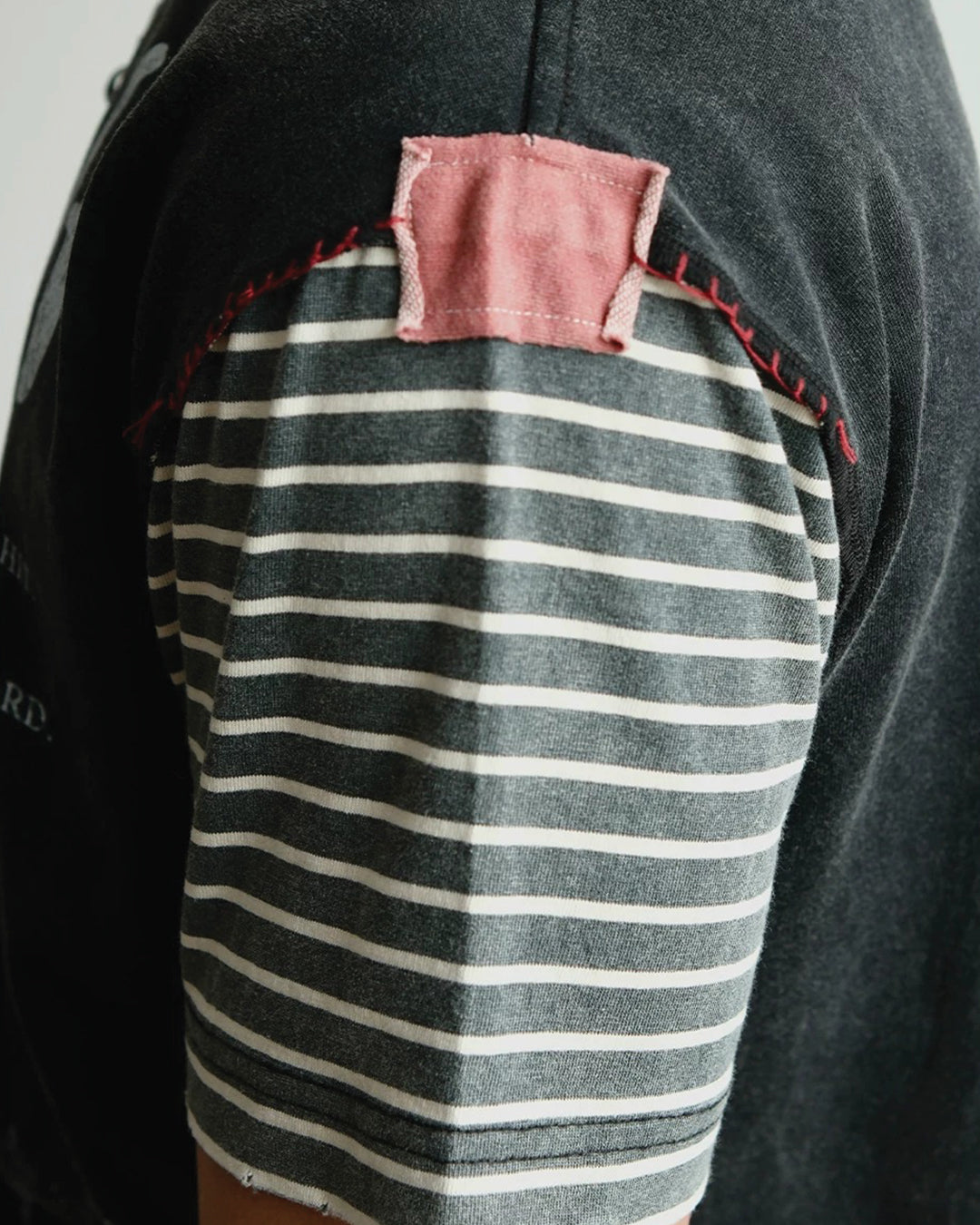 T-shirt con taschino Shibori